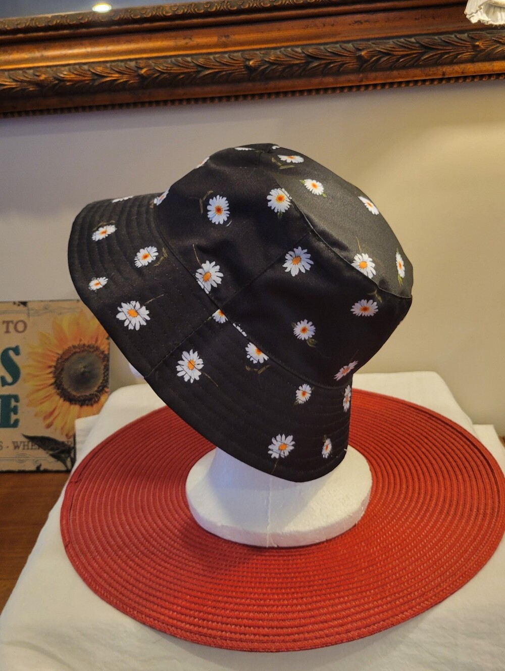 🌼EUC~ Daisy Print Bucket Hat